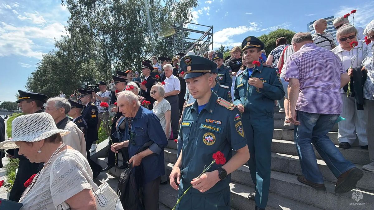 Сотрудники чрезвычайного ведомства почтили память героев Великой Отечественной войны Сотрудники чрезвычайного ведомства почтили память героев Великой Отечественной войны