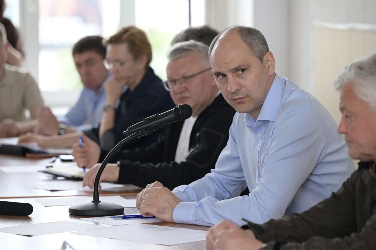 Денис Паслер работает в Кушве, где продолжается устранение последствий урагана Денис Паслер работает в Кушве, где продолжается устранение последствий урагана