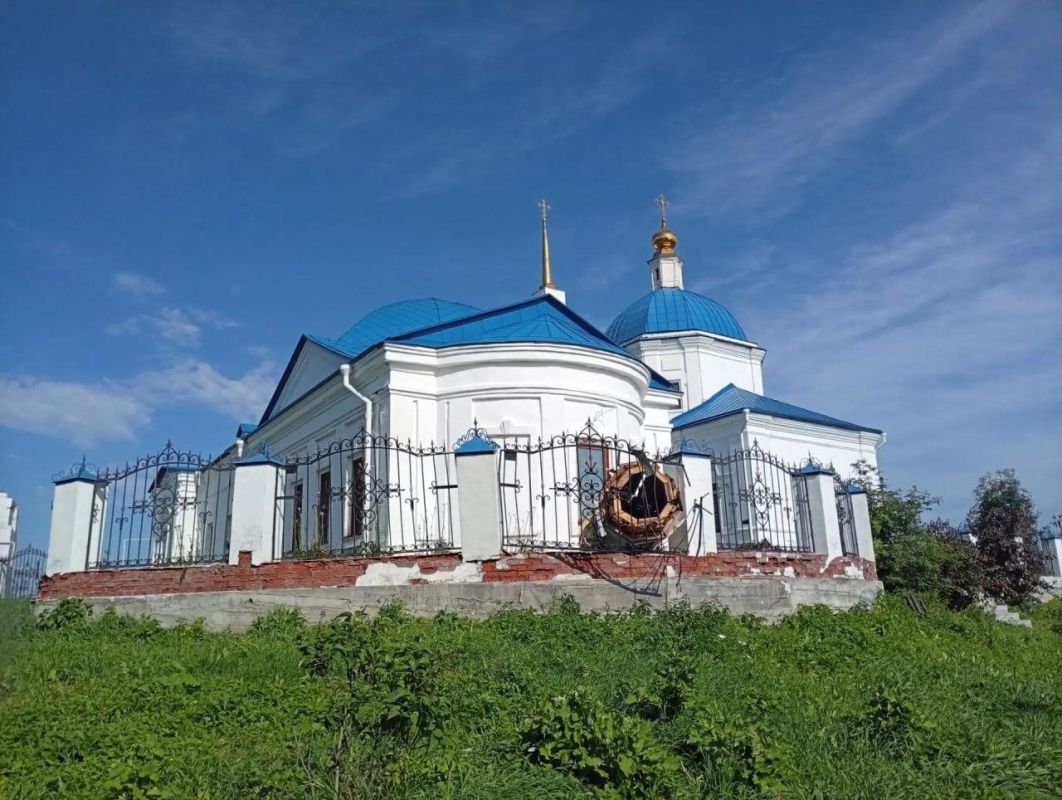 Ураган сорвал купол с 200-летней церкви в челябинском селе Куяш Ураган сорвал купол с 200-летней церкви в челябинском селе Куяш