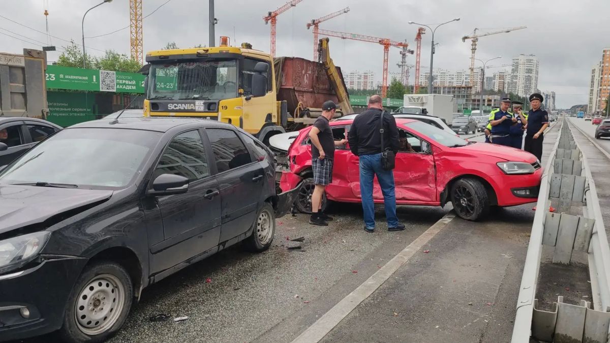 В Академическом районе Екатеринбурга в результате столкновения пяти транспортных средств пострадали три человека В Академическом районе Екатеринбурга в результате столкновения пяти транспортных средств пострадали три человека