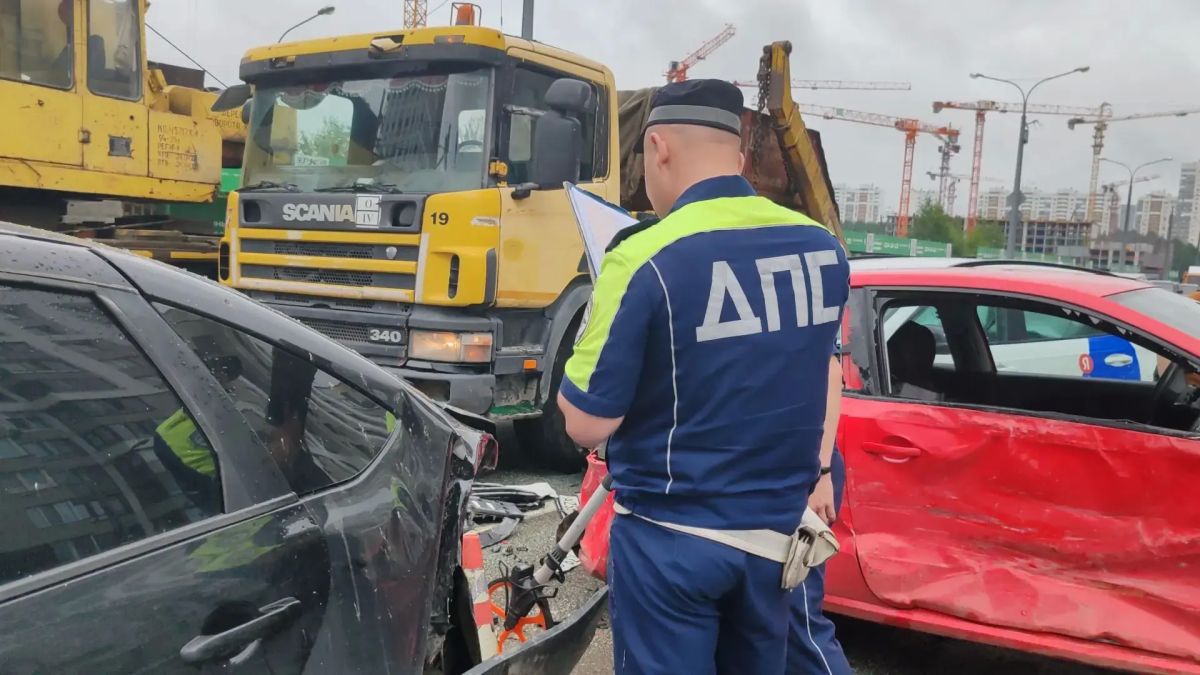 В Академическом районе Екатеринбурга в результате столкновения пяти транспортных средств пострадали три человека В Академическом районе Екатеринбурга в результате столкновения пяти транспортных средств пострадали три человека