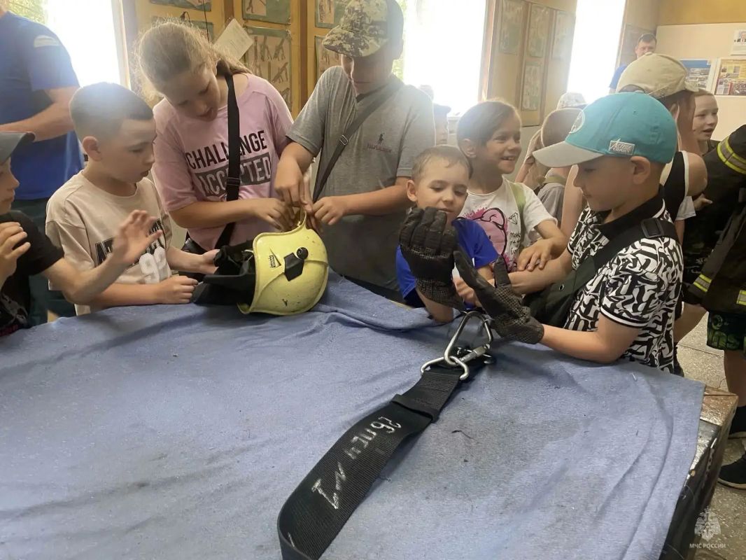 Примерить героическую профессию: юные гости 26-й пожарной части стали на день настоящими огнеборцами Примерить героическую профессию: юные гости 26-й пожарной части стали на день настоящими огнеборцами