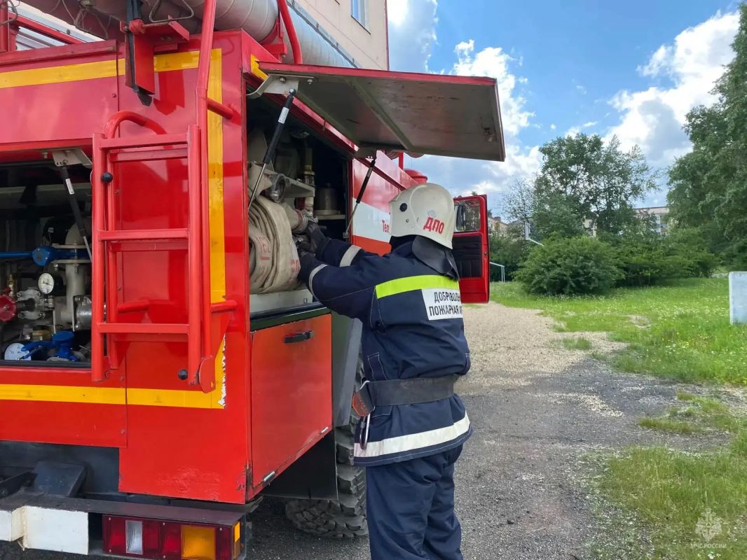 «Пожарная» тревога и спасение с высоты: огнеборцы провели учения в детском лагере «Пожарная» тревога и спасение с высоты: огнеборцы провели учения в детском лагере