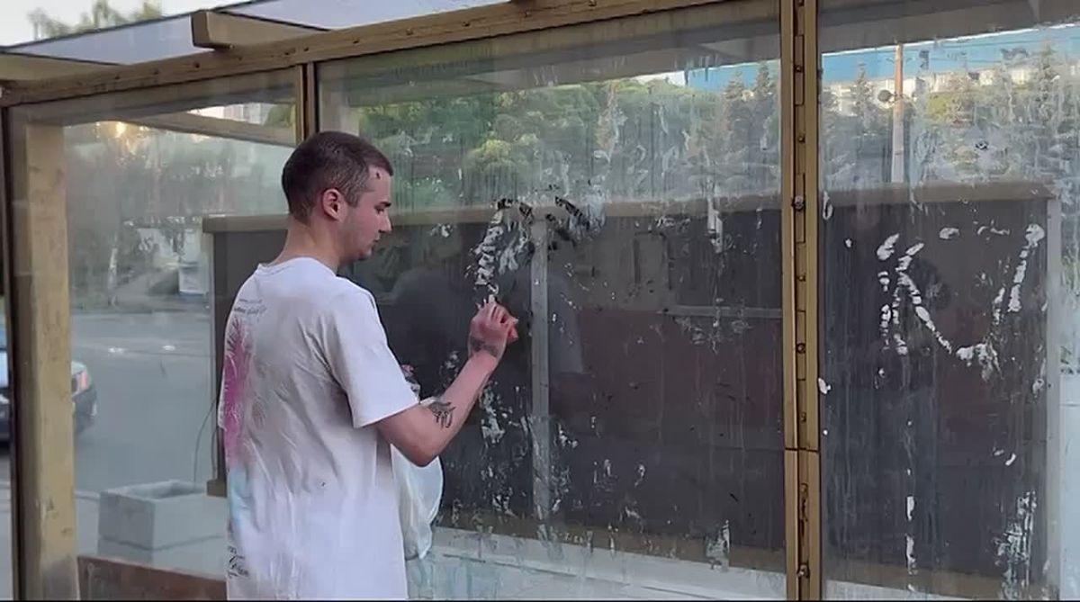 Владислав Пинаев: В Нижнем Тагиле задержали 20-летнего парня, который разрисовал остановки на улице Фрунзе