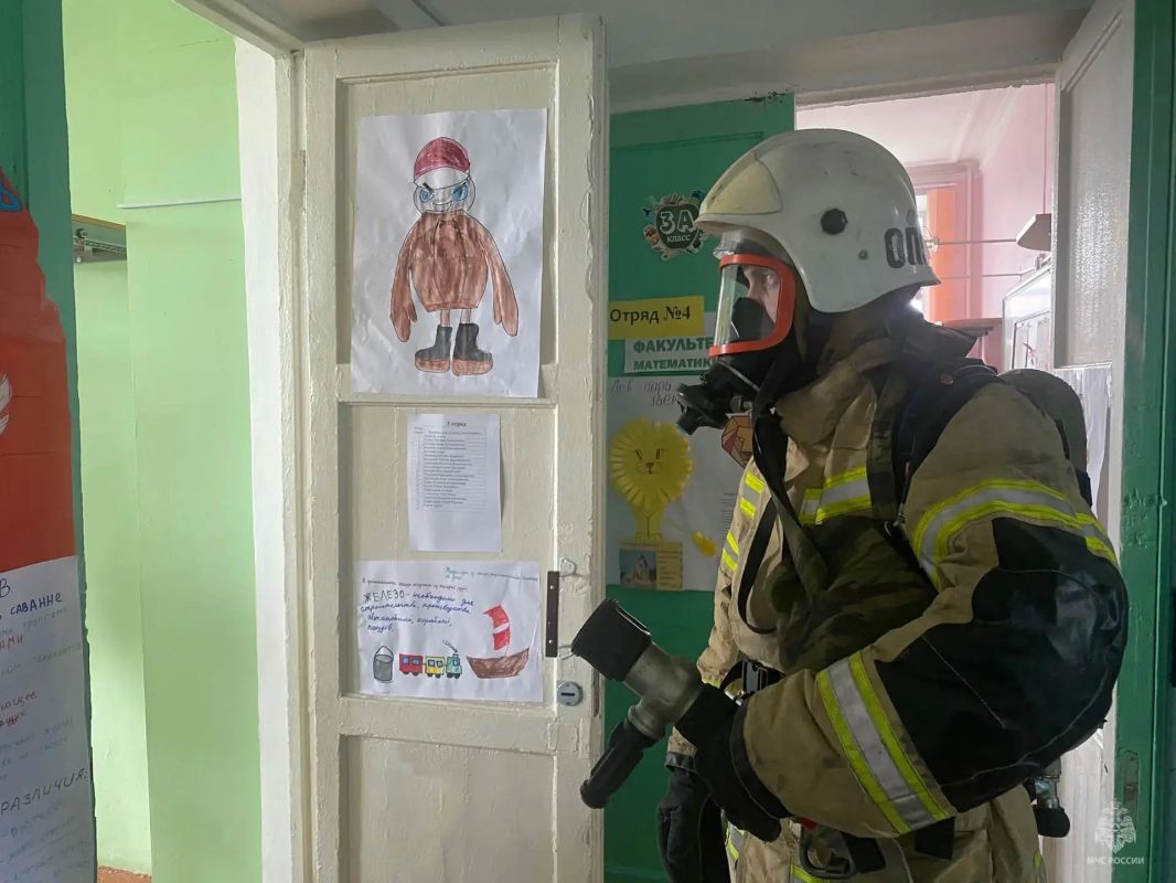 «Пожарная» тревога и спасение с высоты: огнеборцы провели учения в детском лагере «Пожарная» тревога и спасение с высоты: огнеборцы провели учения в детском лагере