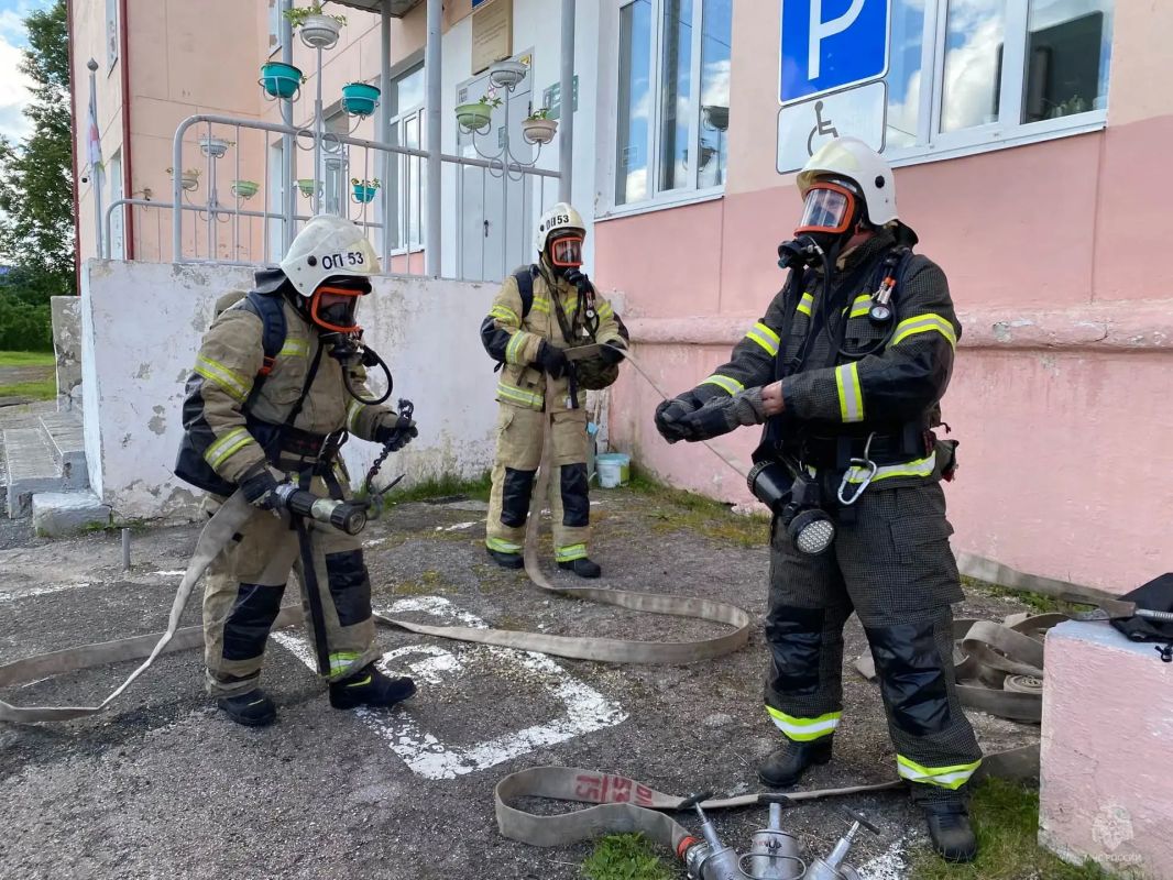 «Пожарная» тревога и спасение с высоты: огнеборцы провели учения в детском лагере «Пожарная» тревога и спасение с высоты: огнеборцы провели учения в детском лагере