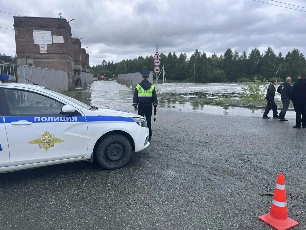 В Свердловской области из-за паводка эвакуировали жителей и перекрыли дороги В Свердловской области из-за паводка эвакуировали жителей и перекрыли дороги
