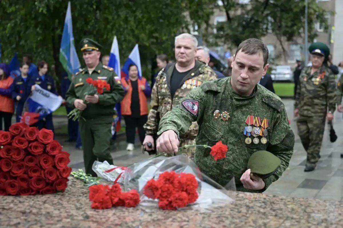 Денис Паслер: Сегодня впервые в Свердловской области мы официально отмечаем День ветеранов боевых действий – в честь воинов-участников локальных войн и вооруженных конфликтов Денис Паслер: Сегодня впервые в Свердловской области мы официально отмечаем День ветеранов боевых действий – в честь воинов-участников локальных войн и вооруженных конфликтов