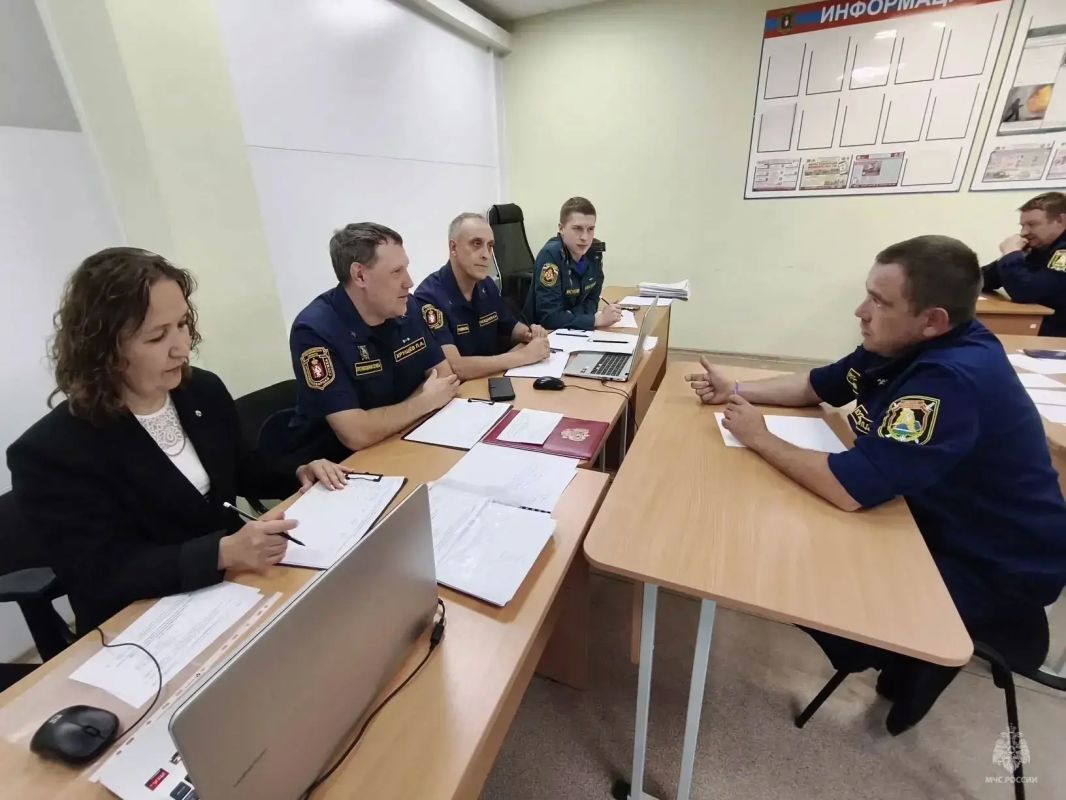 Сотрудники чрезвычайного ведомства приняли участие в аттестационной комиссии по профессии «Пожарный» Сотрудники чрезвычайного ведомства приняли участие в аттестационной комиссии по профессии «Пожарный»