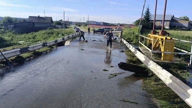 В Свердловской области из-за паводка эвакуировали жителей и перекрыли дороги В Свердловской области из-за паводка эвакуировали жителей и перекрыли дороги