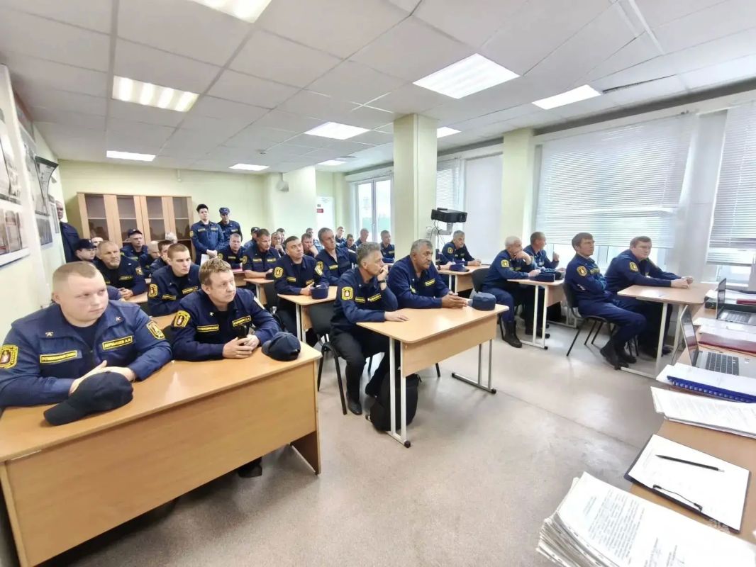 Сотрудники чрезвычайного ведомства приняли участие в аттестационной комиссии по профессии «Пожарный» Сотрудники чрезвычайного ведомства приняли участие в аттестационной комиссии по профессии «Пожарный»