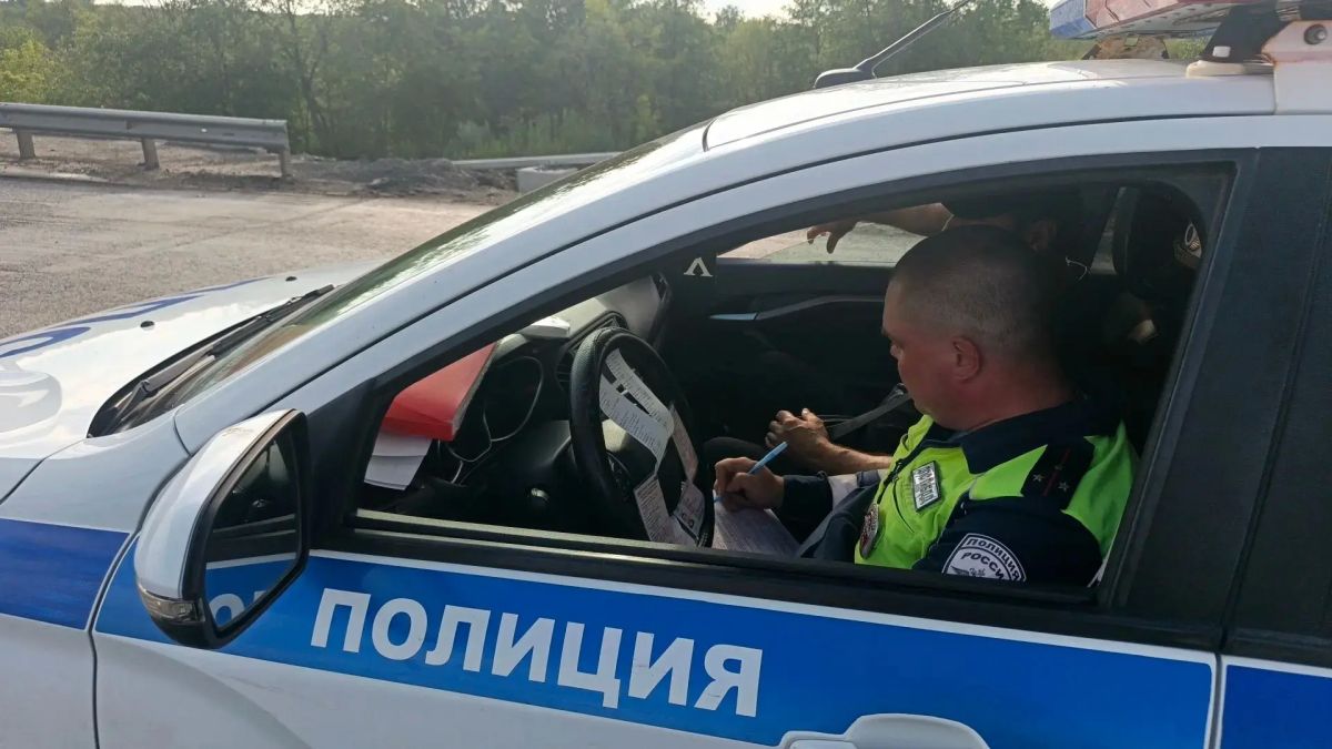 Автоинспекторы работают на месте ДТП, где столкнулись два автомобиля Лада Веста Автоинспекторы работают на месте ДТП, где столкнулись два автомобиля Лада Веста