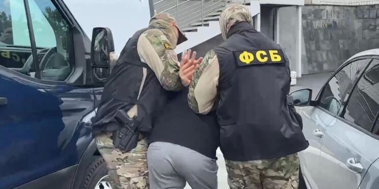 Государственный изменник задержан на Урале: взрывные устройства он прятал в подарочные коробки из-под парфюмерии Государственный изменник задержан на Урале: взрывные устройства он прятал в подарочные коробки из-под парфюмерии