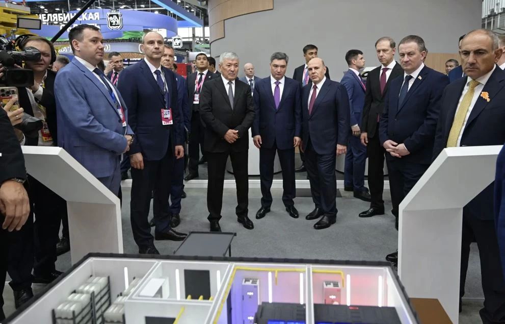 Председатель правительства РФ Михаил Мишустин осматривает стенды регионов на выставке ««ИННОПРОМ-2026» в Екатеринбурге