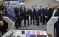 Председатель правительства РФ Михаил Мишустин осматривает стенды регионов на выставке ««ИННОПРОМ-2026» в Екатеринбурге