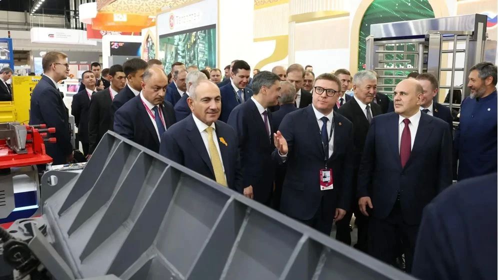 Председатель правительства РФ Михаил Мишустин осматривает стенды регионов на выставке ««ИННОПРОМ-2026» в Екатеринбурге Председатель правительства РФ Михаил Мишустин осматривает стенды регионов на выставке ««ИННОПРОМ-2026» в Екатеринбурге