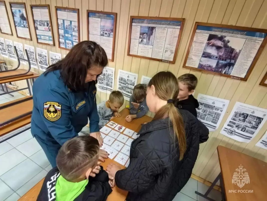 Юные гости в 59-й пожарно-спасательной части: воспитанники лагеря «Фаворит» на уроках безопасности Юные гости в 59-й пожарно-спасательной части: воспитанники лагеря «Фаворит» на уроках безопасности