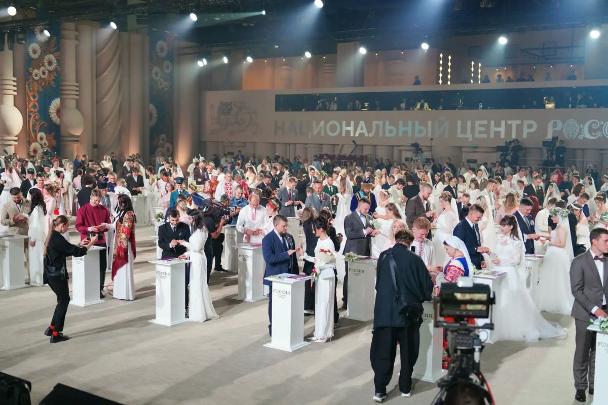 Две свердловские пары приняли участие во всероссийском свадебном фестивале «Россия Две свердловские пары приняли участие во всероссийском свадебном фестивале «Россия