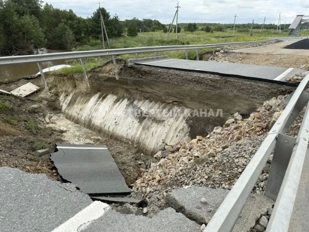 Показываем ход восстановления трассы «Екатеринбург — Тюмень», размытой паводком Показываем ход восстановления трассы «Екатеринбург — Тюмень», размытой паводком
