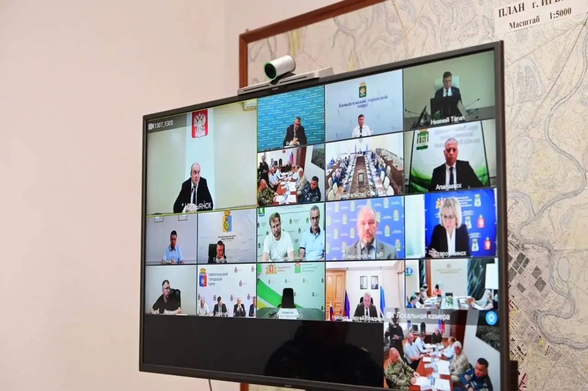 Свердловский губернатор Денис Паслер провел совещание в Ирбите: «Гидрологическая ситуация остается сложной, и прогноз погоды на ближайшую неделю – неутешительный» Свердловский губернатор Денис Паслер провел совещание в Ирбите: «Гидрологическая ситуация остается сложной, и прогноз погоды на ближайшую неделю – неутешительный»