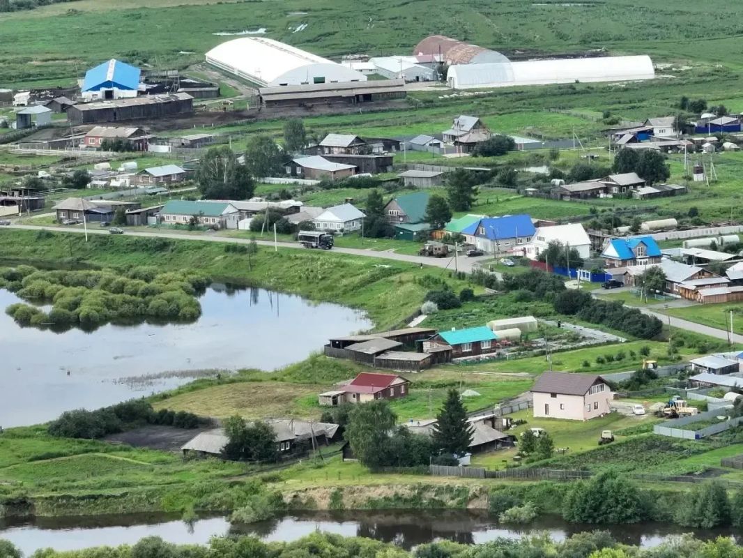 Паводковая ситуация в Ирбите сложная Вода продолжает заходить в населённые пункты. В ПВР эвакуированы жители поселка Зайково. Вывозят животных из помещений местного сельскохозяйственного предприятия Паводковая ситуация в Ирбите сложная Вода продолжает заходить в населённые пункты. В ПВР эвакуированы жители поселка Зайково. Вывозят животных из помещений местного сельскохозяйственного предприятия