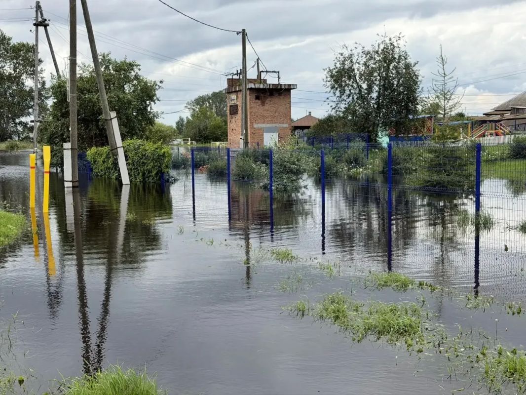 Паводковая ситуация в Ирбите сложная Вода продолжает заходить в населённые пункты. В ПВР эвакуированы жители поселка Зайково. Вывозят животных из помещений местного сельскохозяйственного предприятия Паводковая ситуация в Ирбите сложная Вода продолжает заходить в населённые пункты. В ПВР эвакуированы жители поселка Зайково. Вывозят животных из помещений местного сельскохозяйственного предприятия