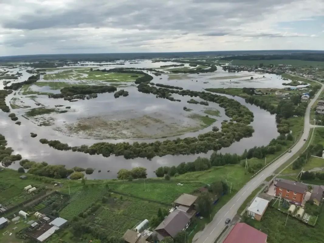 Паводковая ситуация в Ирбите сложная Вода продолжает заходить в населённые пункты. В ПВР эвакуированы жители поселка Зайково. Вывозят животных из помещений местного сельскохозяйственного предприятия Паводковая ситуация в Ирбите сложная Вода продолжает заходить в населённые пункты. В ПВР эвакуированы жители поселка Зайково. Вывозят животных из помещений местного сельскохозяйственного предприятия