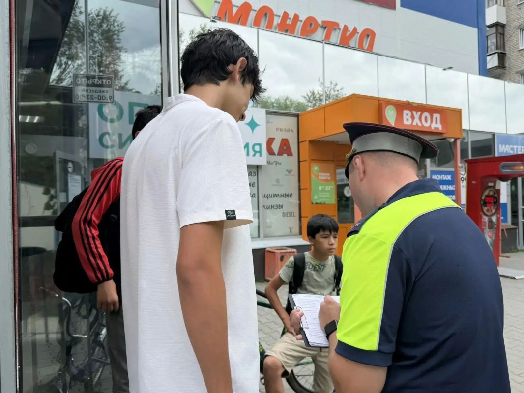 Культуру безопасного движения прививают автоинспекторы водителям и детям Культуру безопасного движения прививают автоинспекторы водителям и детям
