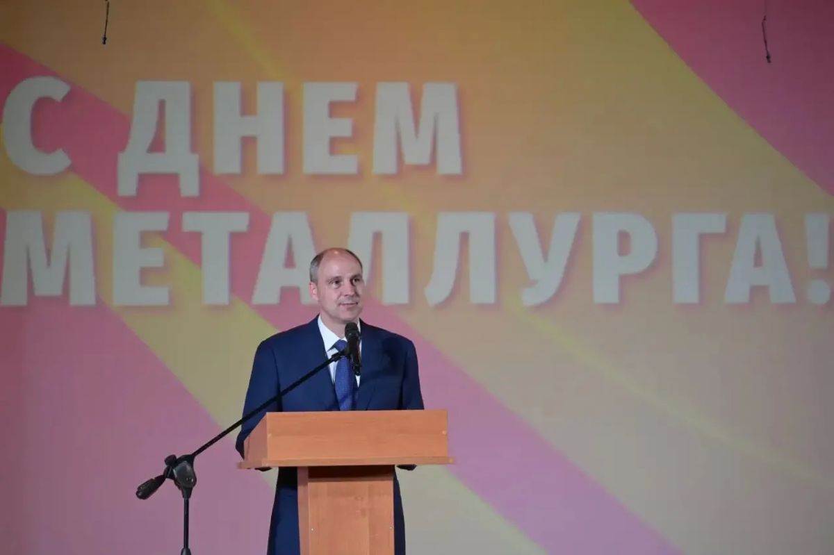 Денис Паслер в Кировграде поздравил металлургов с праздником Денис Паслер в Кировграде поздравил металлургов с праздником
