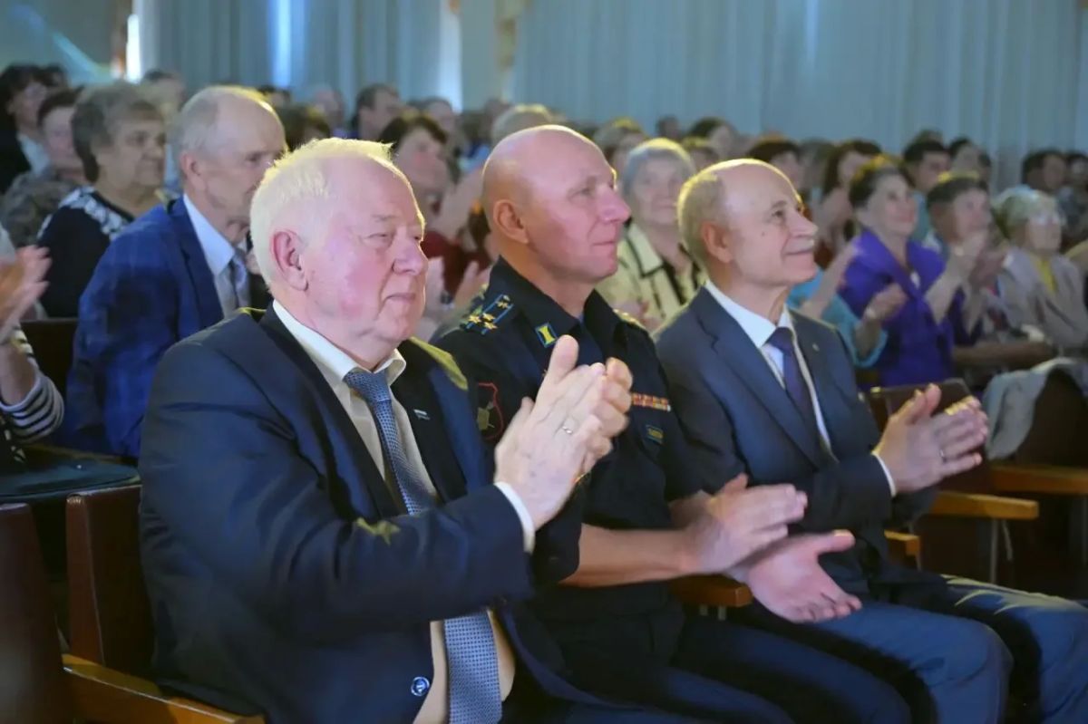 Денис Паслер в Кировграде поздравил металлургов с праздником Денис Паслер в Кировграде поздравил металлургов с праздником
