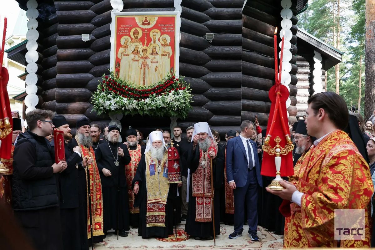 Леонид Слуцкий принял участие в крестном ходе в Екатеринбурге в память о царской семье, сообщили ТАСС в пресс-службе ЛДПР Леонид Слуцкий принял участие в крестном ходе в Екатеринбурге в память о царской семье, сообщили ТАСС в пресс-службе ЛДПР