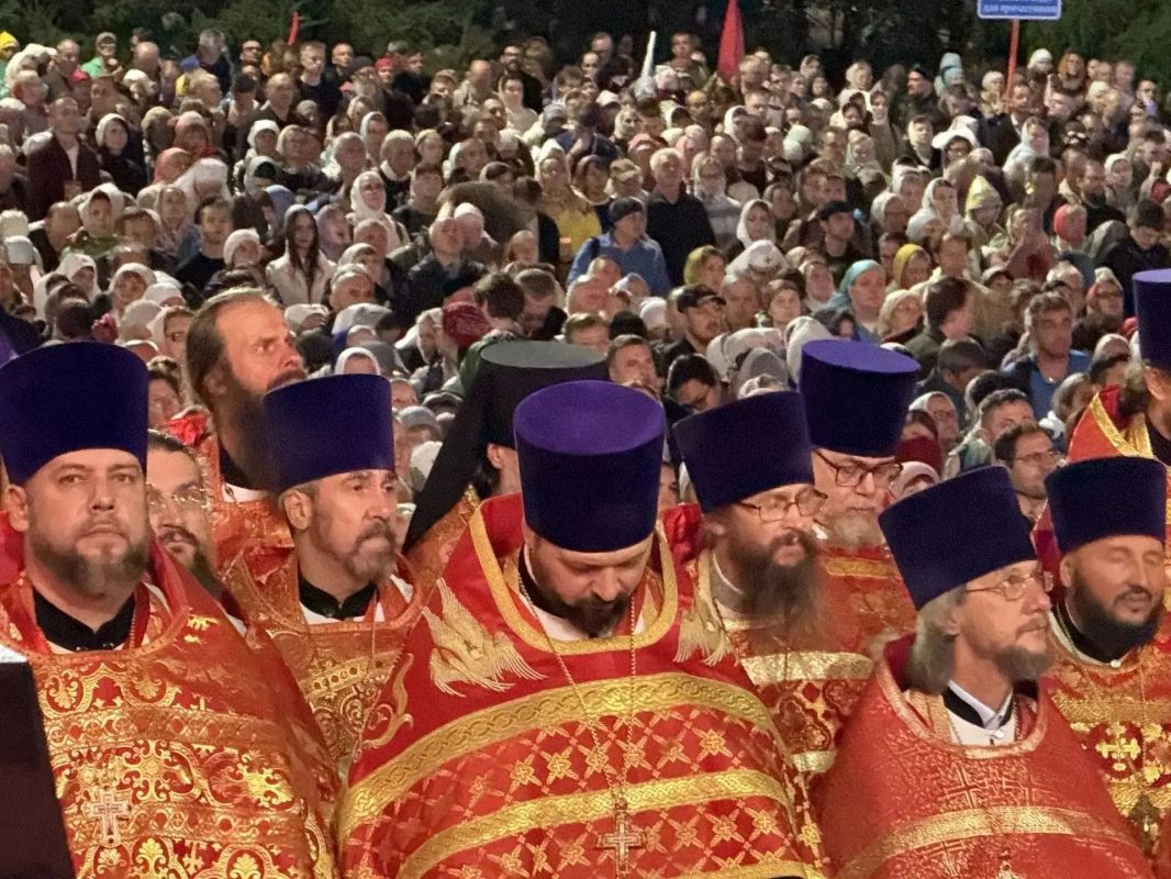 В Божественной литургии и Царском крестном ходе в Екатеринбурге приняли участие, по предварительным данным, около 30 тыс