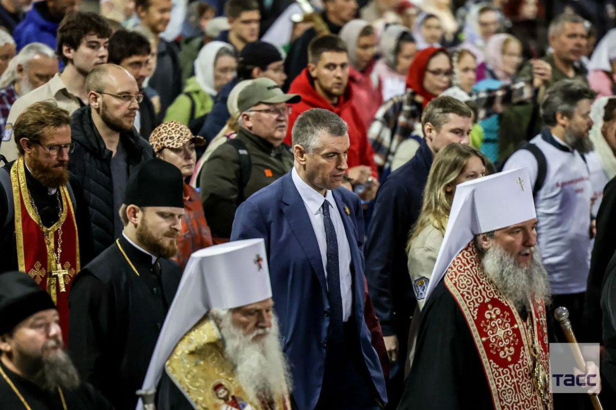 Леонид Слуцкий принял участие в крестном ходе в Екатеринбурге в память о царской семье, сообщили ТАСС в пресс-службе ЛДПР Леонид Слуцкий принял участие в крестном ходе в Екатеринбурге в память о царской семье, сообщили ТАСС в пресс-службе ЛДПР