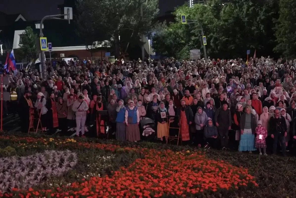 Только взгляните, сколько паломников прибыло к Храму на Крови Только взгляните, сколько паломников прибыло к Храму на Крови
