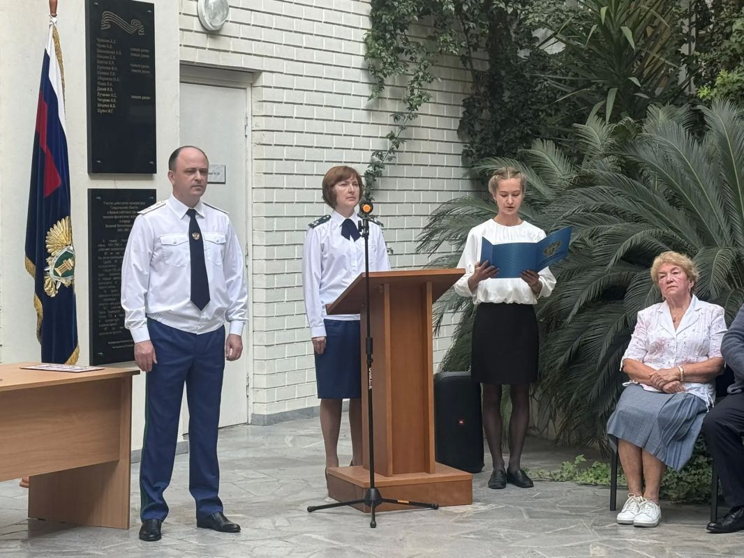 Сегодня, 20 июля 2026 года, в прокуратуре Свердловской области приняли Присягу прокурора 7 молодых специалистов, обучавшихся по целевому направлению и окончивших в текущем году Институт прокуратуры УрГЮУ им. В.Ф. Яковлева Сегодня, 20 июля 2026 года, в прокуратуре Свердловской области приняли Присягу прокурора 7 молодых специалистов, обучавшихся по целевому направлению и окончивших в текущем году Институт прокуратуры УрГЮУ им. В.Ф. Яковлева