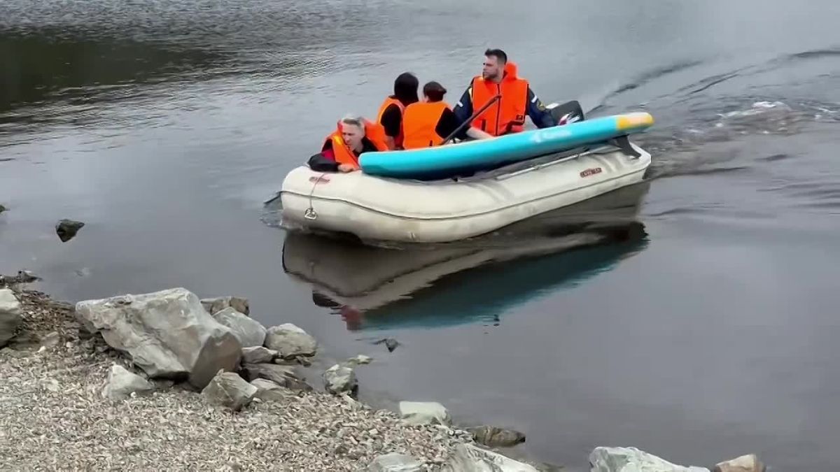 Двух девушек на сапборде унесло от берега ветром на Черноисточинском пруду