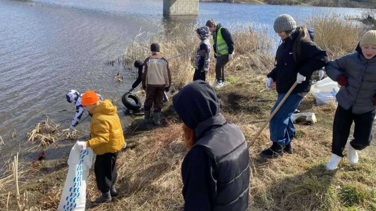 Уральцы очистили от мусора 80 километров берегов Уральцы очистили от мусора 80 километров берегов