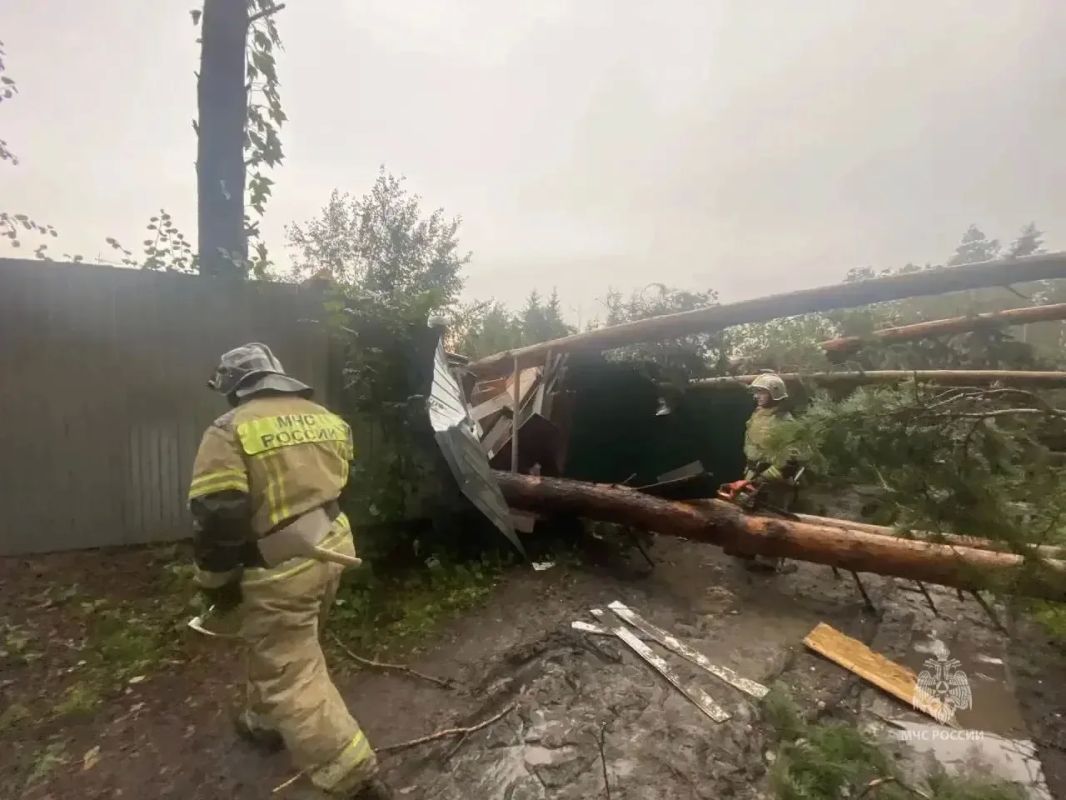 Вот так спасатели ликвидировали последствия урагана в Заречном Вот так спасатели ликвидировали последствия урагана в Заречном