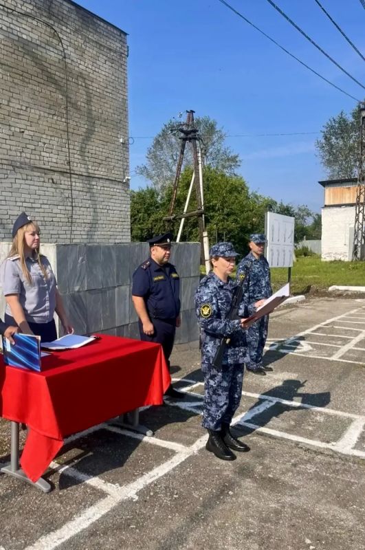 В ИК-47 двое сотрудников приняли присягу на верность служебному долгу В ИК-47 двое сотрудников приняли присягу на верность служебному долгу