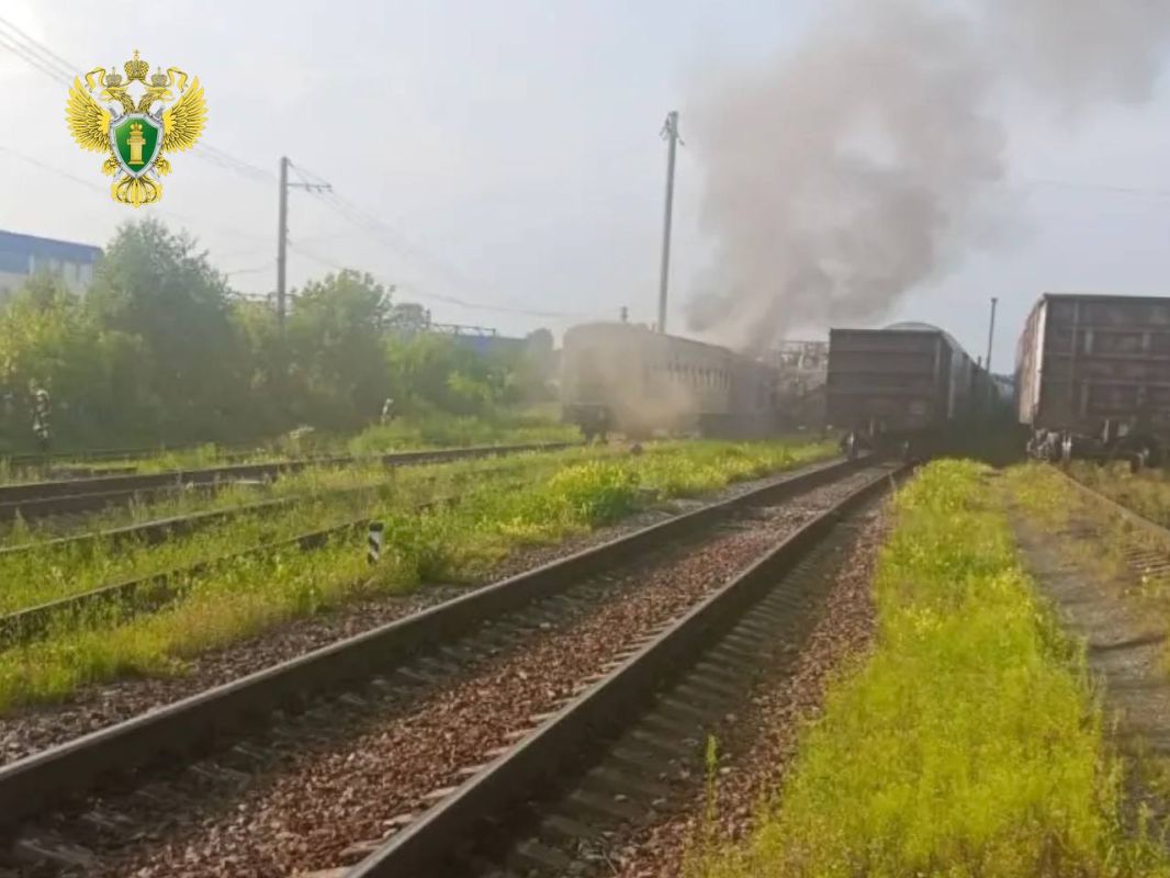 Вагон сгорел на станции в Екатеринбурге Вагон сгорел на станции в Екатеринбурге