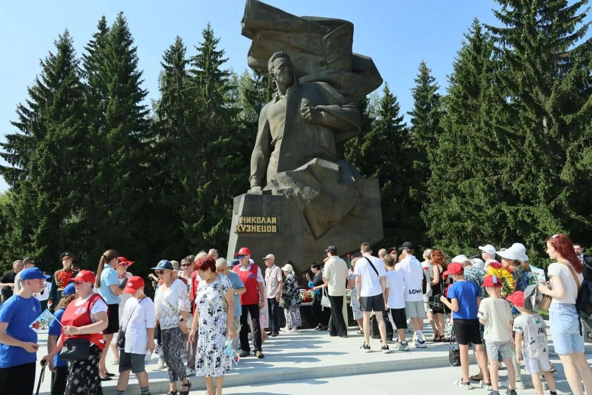 Артём Жога: В Екатеринбурге открыли после реконструкции памятник легендарному разведчику Николаю Кузнецову Артём Жога: В Екатеринбурге открыли после реконструкции памятник легендарному разведчику Николаю Кузнецову