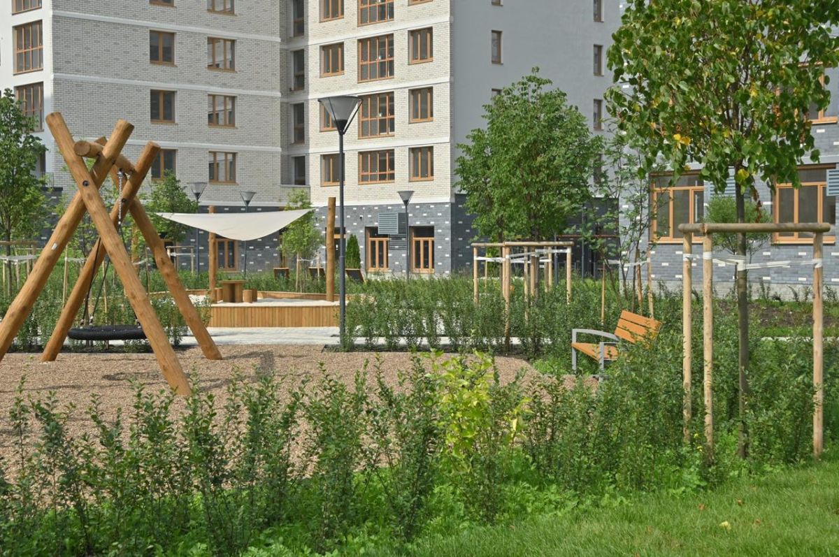 Ученые из Ботанического сада УрО РАН создали сад непрерывного цветения во дворе жилого дома в Краснолесье Ученые из Ботанического сада УрО РАН создали сад непрерывного цветения во дворе жилого дома в Краснолесье