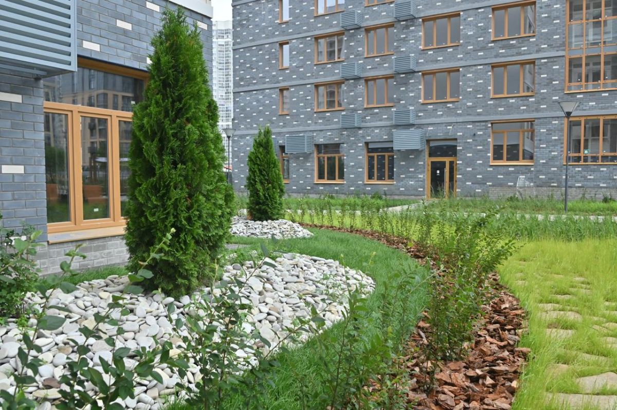 Ученые из Ботанического сада УрО РАН создали сад непрерывного цветения во дворе жилого дома в Краснолесье