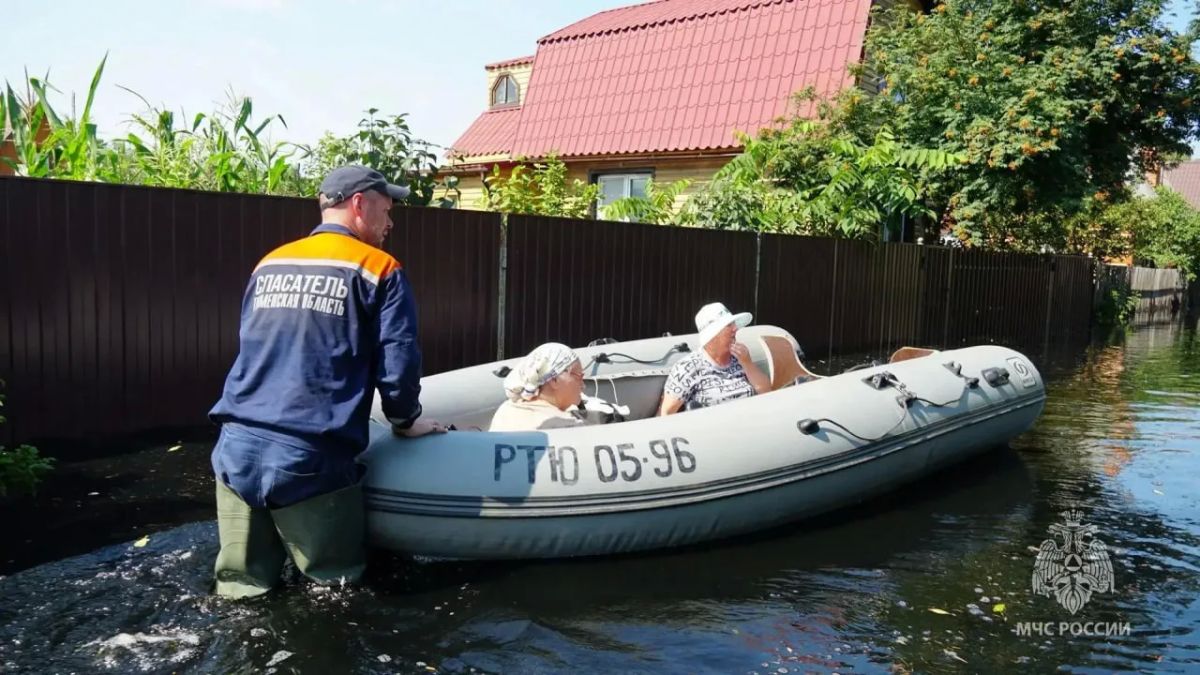 В Тюмени эвакуируют жителей СНТ «Родничок» и «Дубрава», попавших под затопление из-за превышения критического уровня реки Тура В Тюмени эвакуируют жителей СНТ «Родничок» и «Дубрава», попавших под затопление из-за превышения критического уровня реки Тура