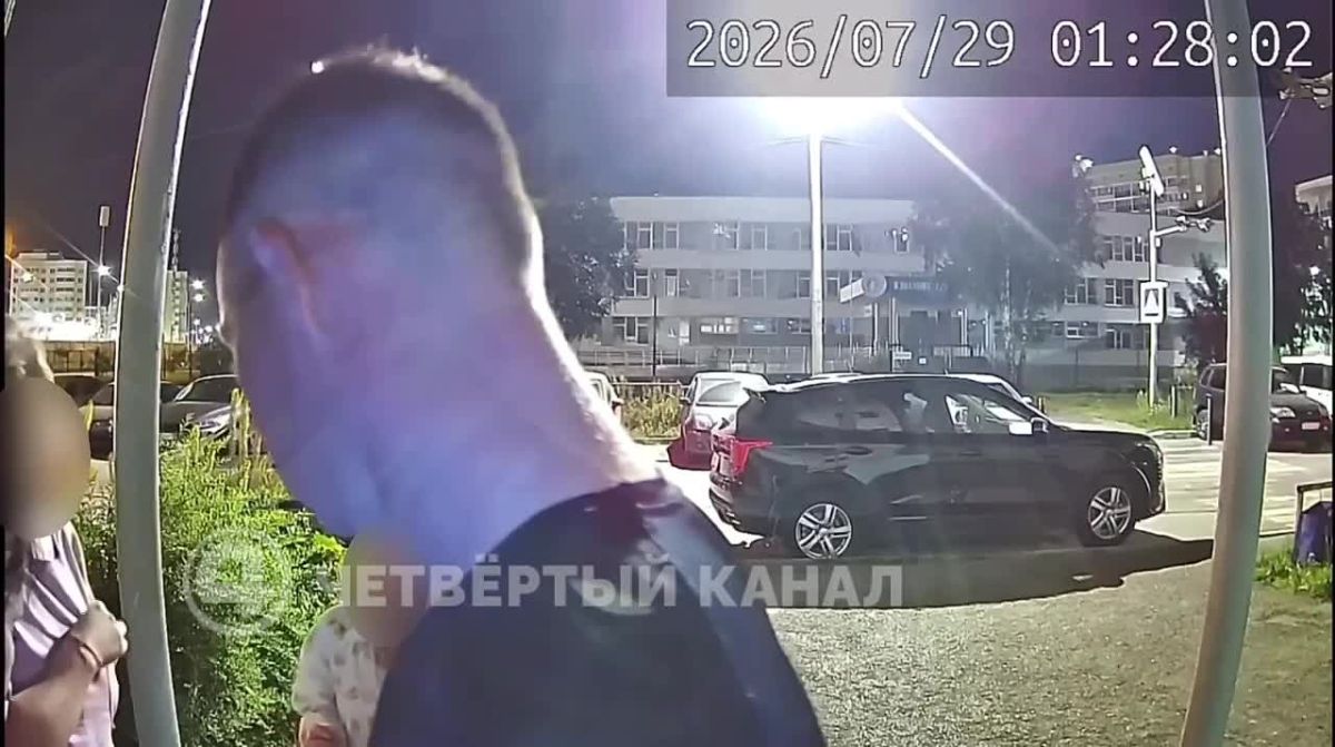В Верхней Пышме парень, который напал на школьника с ножом, пытался подрезать мать Видео с камер домофона публикует «Четвертый канал». Инцидент также произошел 29 июля. В этот же день Алексей Южаков ударил ножом школьника