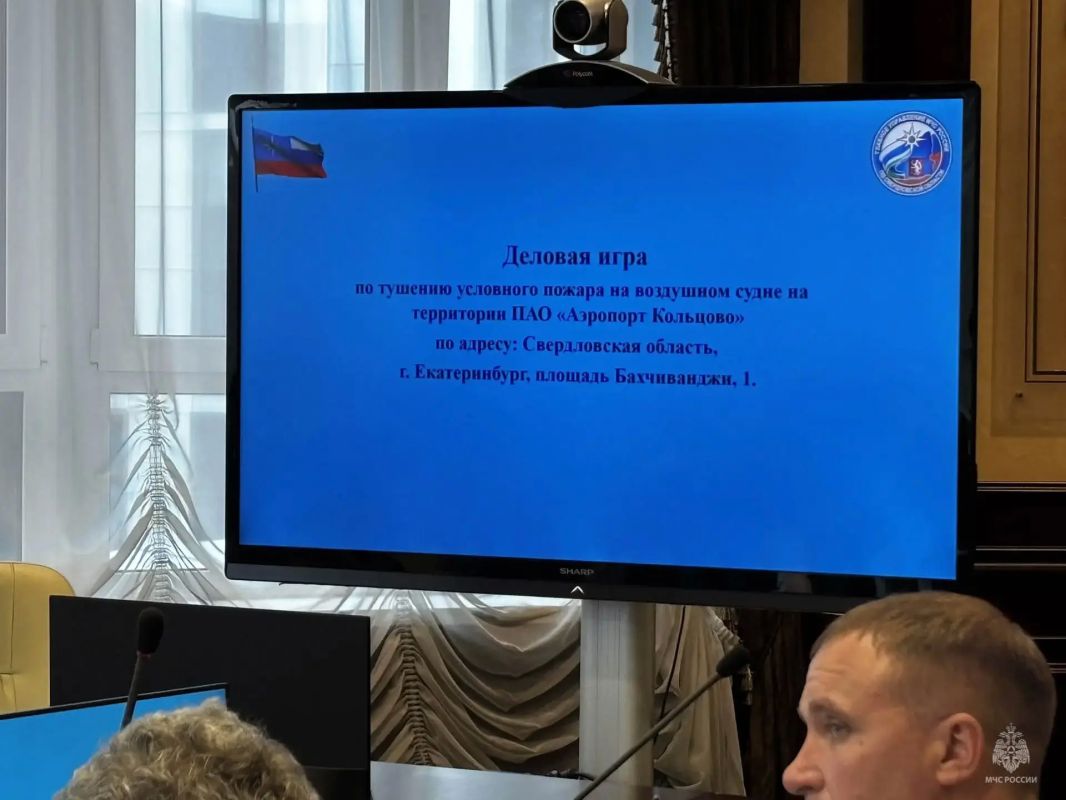Отработка действий при ЧС: в аэропорту Кольцово прошли масштабные учения Отработка действий при ЧС: в аэропорту Кольцово прошли масштабные учения