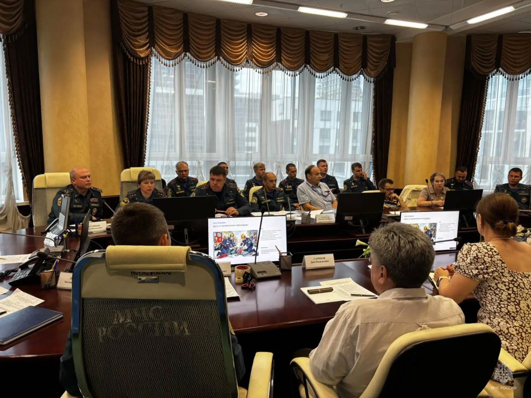Отработка действий при ЧС: в аэропорту Кольцово прошли масштабные учения Отработка действий при ЧС: в аэропорту Кольцово прошли масштабные учения
