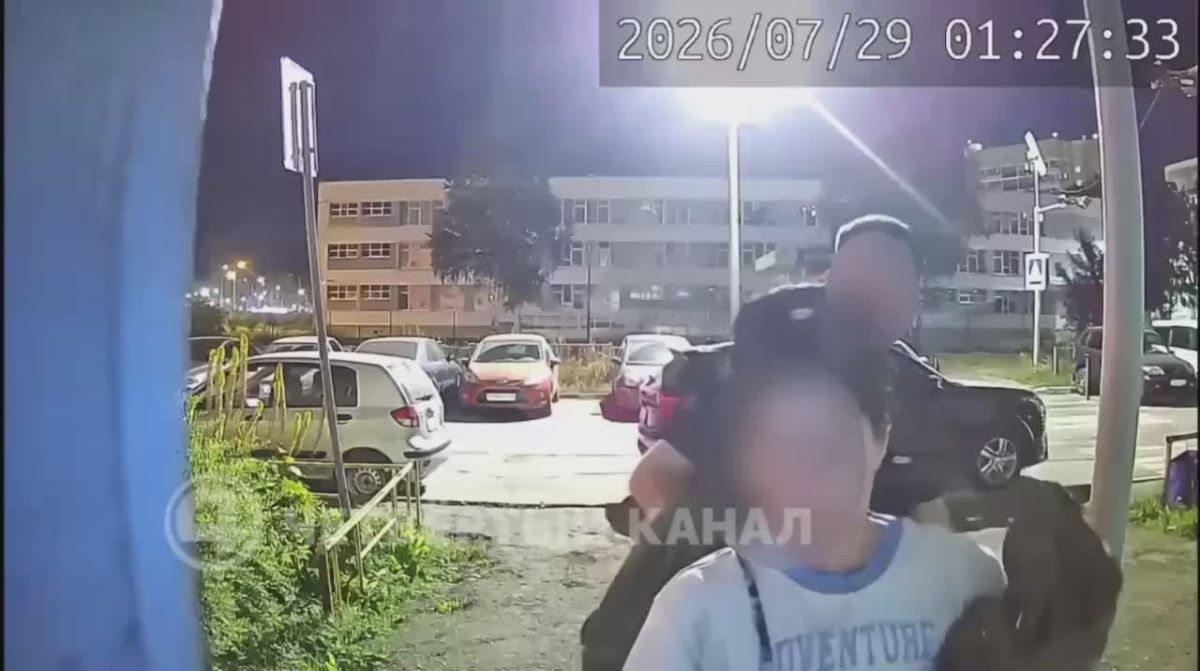 «Он с ножом прыгает»: в день нападения на подростка подозреваемый пытался напасть и на собственную мать У 4 канала появилось видео с камеры домофона. События развернулись в день, когда произошло нападение на Владислава...