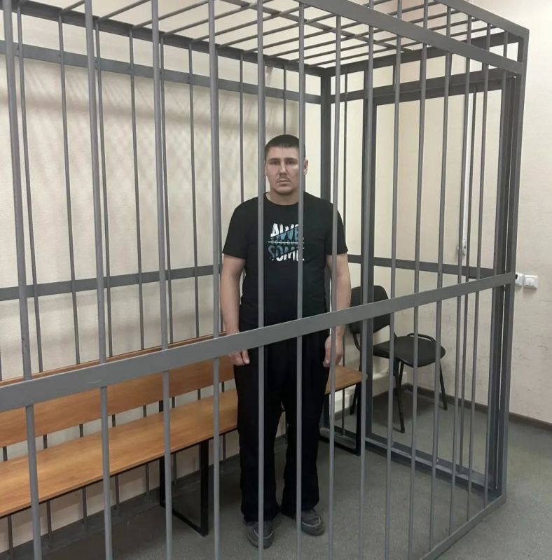 ЭКСЛЮЗИВ Стрелял в 11-летнего мальчика, а корреспонденту заявил, что просто гуляет рядом: охранника арестовали до конца сентября ЭКСЛЮЗИВ Стрелял в 11-летнего мальчика, а корреспонденту заявил, что просто гуляет рядом: охранника арестовали до конца сентября