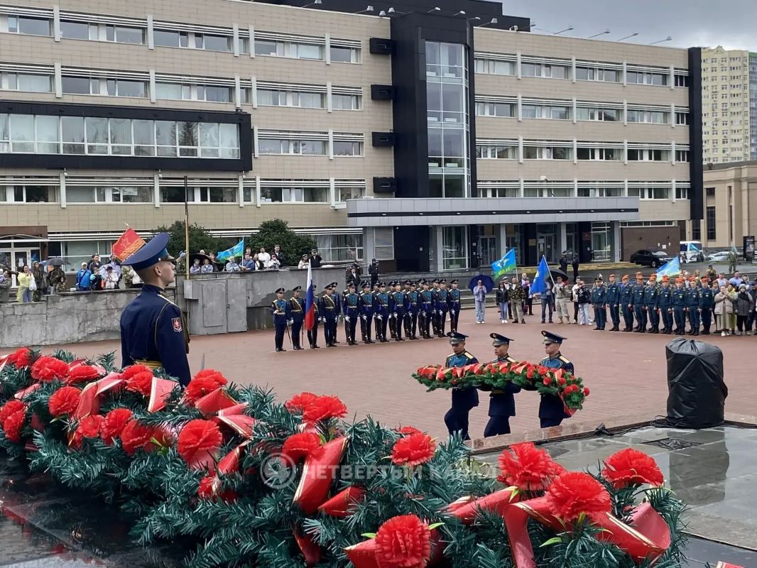 300 десантников прошли по центру Екатеринбурга Военнослужащие и ветераны ВДВ собрались на Плотинке, а затем торжественным шествием направились к мемориалу «Чёрный тюльпан», где состоялся митинг 300 десантников прошли по центру Екатеринбурга Военнослужащие и ветераны ВДВ собрались на Плотинке, а затем торжественным шествием направились к мемориалу «Чёрный тюльпан», где состоялся митинг